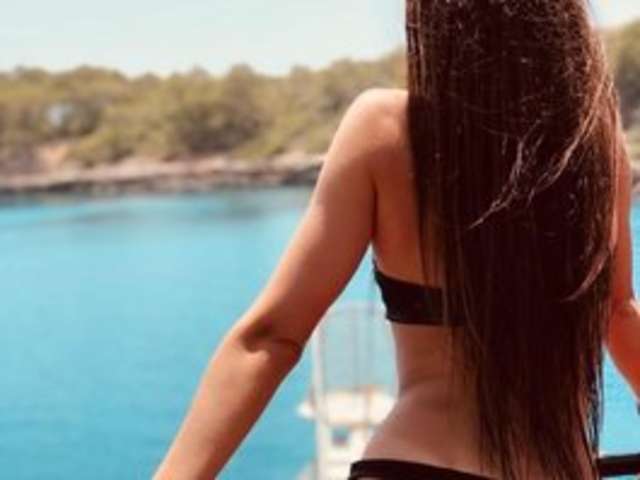 -_____--_ amateur webcam photo