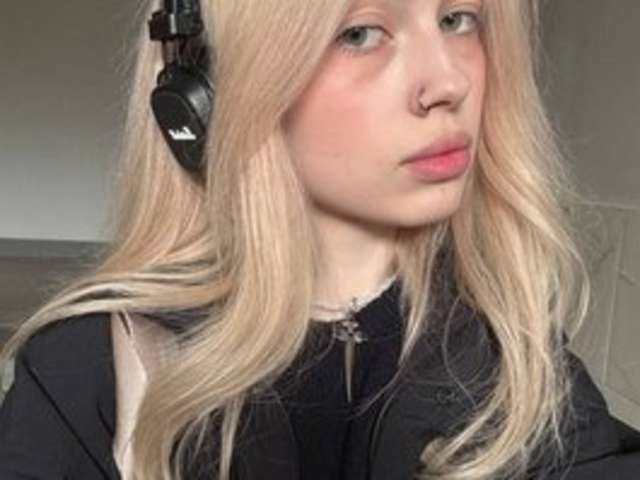 EMILYFLOWERS amateur webcam photo