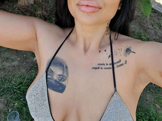 EVELYNNE amateur webcam photo