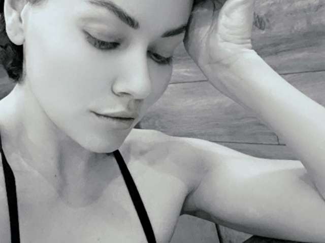 IAMALEXIS amateur webcam photo