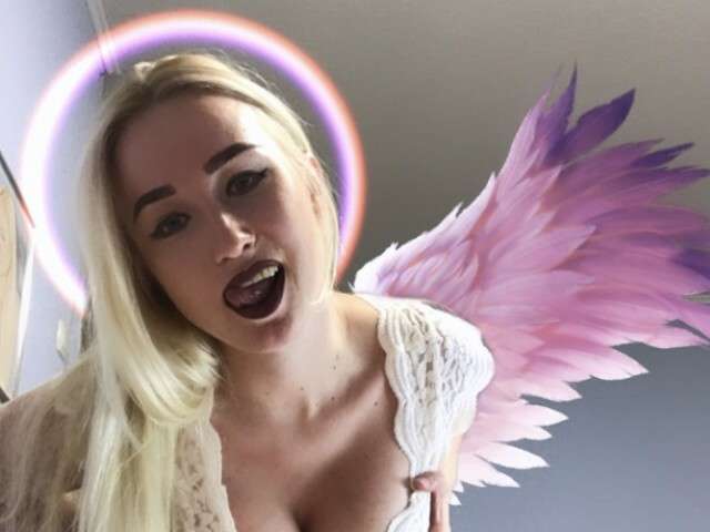 IAMHOTBLONDE amateur webcam photo