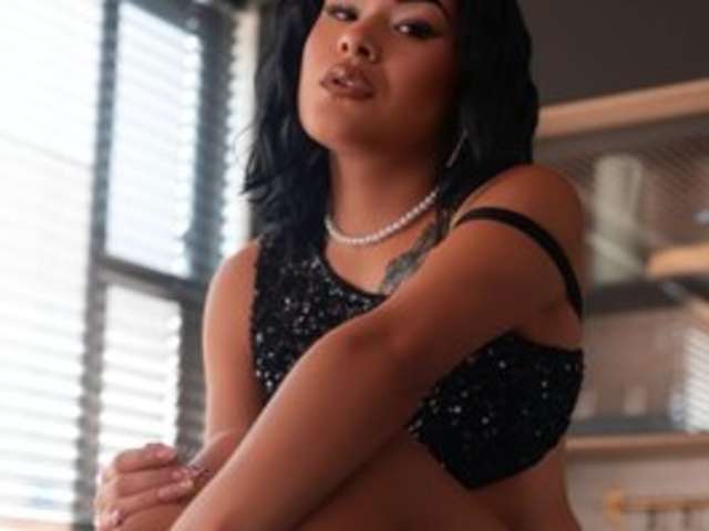 LARACOLLINZ amateur webcam photo