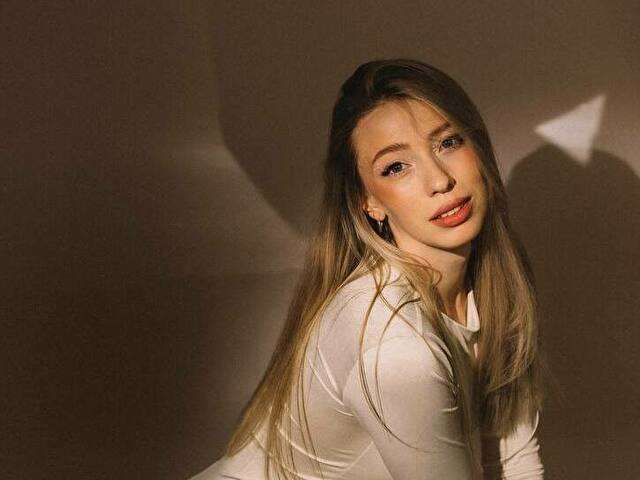 BLONDEEE amateur webcam photo