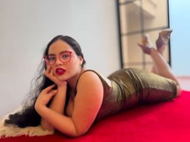 CURVY-CUMEATER amateur webcam photo