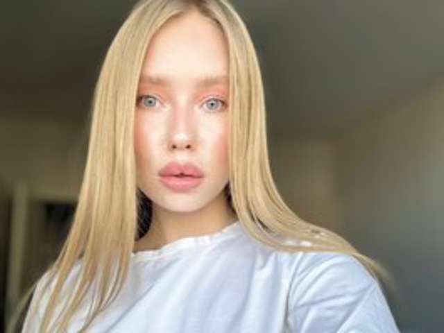 CUTE-MOLLY amateur webcam photo